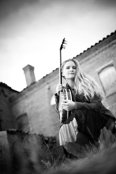 photo of Erin Inglish playing her banjo